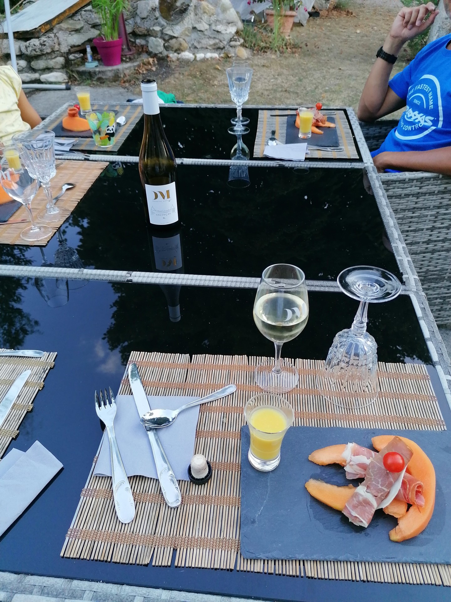 table d'hôtes en extérieur l'été